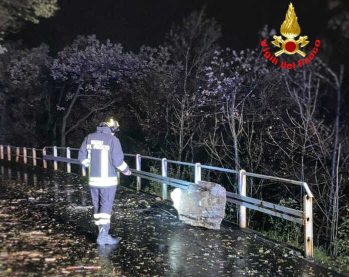 Perledo caduta sassi vigili del fuoco 2022 1 696x552