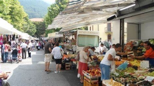 ED ECCO SULL&#039;ALTOPIANO IL BUS NAVETTA PER IL MERCATO DI BARZIO