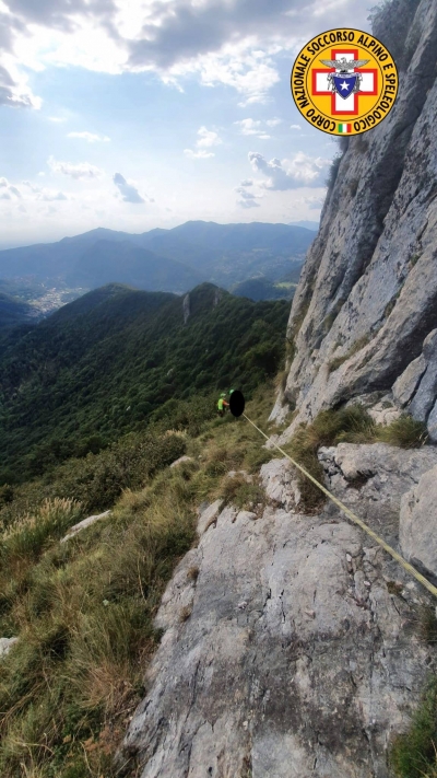 SOCCORSO ALPINO SALVA ESCURSIONISTA IN DIFFICOLTA`