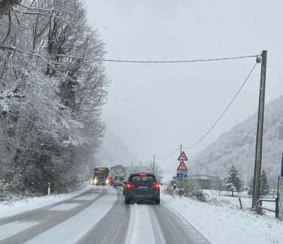 PRUDENZA: SOTTO LA NEVE C&#039;E&#039; GHIACCIO. TRAFFICO DEVIATO DA BALISIO VERSO BARZIO