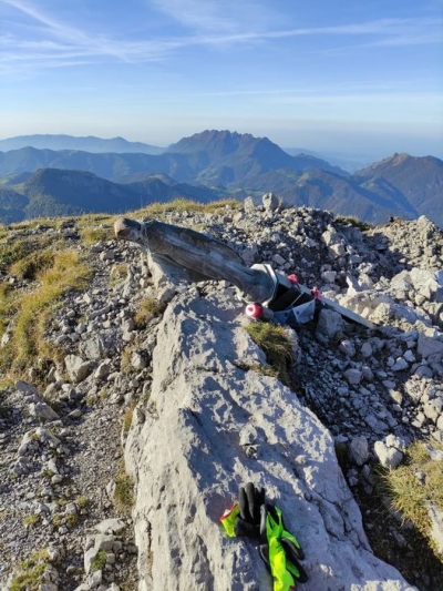 Caduta per il maltempo e risollevata la statua della Madonna