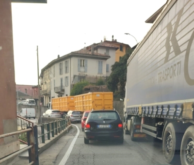 CONTINUA IL LUNEDI&#039; DI PASSIONE SULLA BALLABIO: CAMION IN SOSTA IN VIALE MONTE ORTIGARA!!!