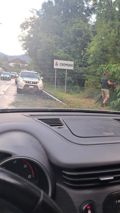 NUBIFRAGIO IN ALTOPIANO: PROVINCIALE BLOCCATA A BALISIO. UN FIUME DI ACQUA E SASSI IN CARREGGIATA VERSO LA FOLA