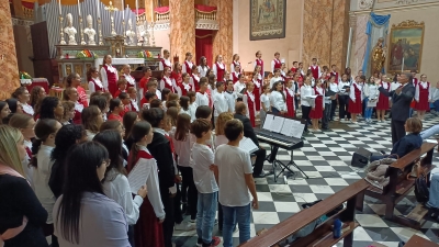 &quot;LA SCUOLA SI FA IN MUSICA&quot;: SUCCESSO PER L&#039;INIZIATIVA DI HARMONIA GENTIUM CHE HA COINVOLTO ANCHE IL CORO DELL&#039;ICS CREMENO