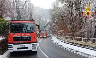 CREMENO: VIGILI DEL FUOCO AL LAVORO PER LA MESSA IN SICUREZZA DELLA PROVINCIALE