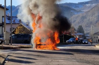 IN FIAMME UN&#039;AUTO A INTROBIO