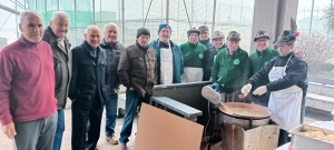 GLI ALPINI DI CORTENOVA ESPORTANO LA POLENTA TARAGNA IN BRIANZA