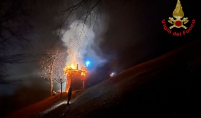 BAITA PRENDE FUOCO A FAEDO: INCENDIO DOMATO DAI VIGILI DEL FUOCO DOPO QUATTRO ORE