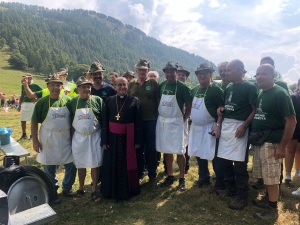 L&#039;OMAGGIO DEGLI ALPINI DI CORTENOVA ALL&#039;ARCIVESCOVO MARIO DELPINI