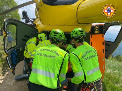 CADE CON IL PARAPENDIO: DONNA SOCCORSA A GIUMELLO