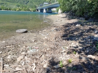 LE RIVE DEL LAGO A LECCO COME UNA DISCARICA