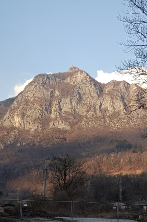 ZUCCO ANGELONE: SI STACCA UN PEZZO DI ROCCIA