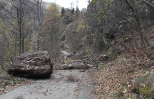 FRANA SULLA STRADA PER BIANDINO. DISPOSTA LA CHIUSURA NEL TRATTO DOPO LA BAITA DEGLI ALPINI