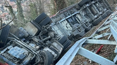 CAMION RIBALTATO SULLA 36 A MANDELLO. L'AUTISTA NON CE L'HA FATTA