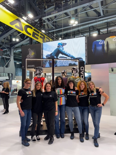 PASSERELLA IN EICMA PER LE ATLETE DEL TEAM HONDA DOWNHILLHER