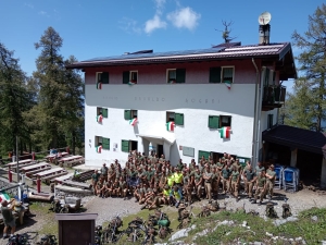 ALPINI AL RIFUGIO BOGANI