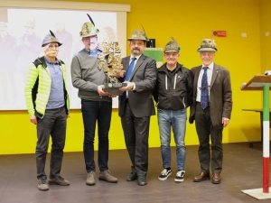 IL &quot;TROFEO UGO MERLINI&quot; CONSEGNATO AGLI ALPINI DI PREMANA