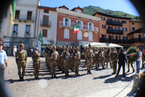 A BARZIO E&#039; IL MOMENTO DEI SALUTI PER GLI ALPINI