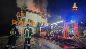 VIOLENTO INCENDIO A INTROBIO: PRENDE FUOCO UNA VILLA