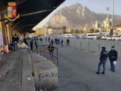 Controlli Polizia presso area mercato La Piccola di Lecco