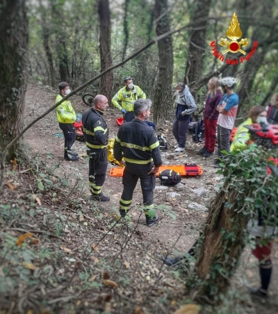 VIGILI DEL FUOCO IN SOCCORSO A UNA DONNA CADUTA IN BICI